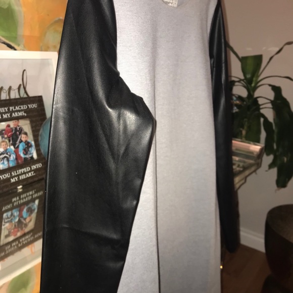 Beautiful leather arm and gray dress - Picture 5 of 5